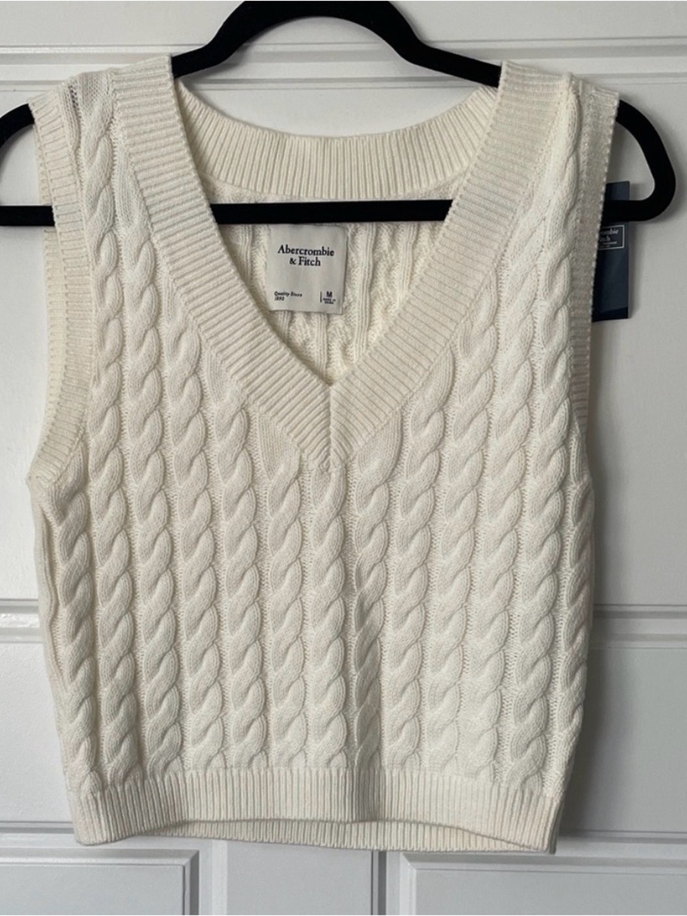 NWT Abercrombie & Fitch Ivory Cable Knit V-Neck Vest. Size medium